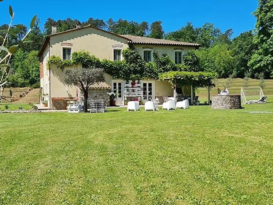 Immagine 3 di Casa colonica in vendita  a Lucca