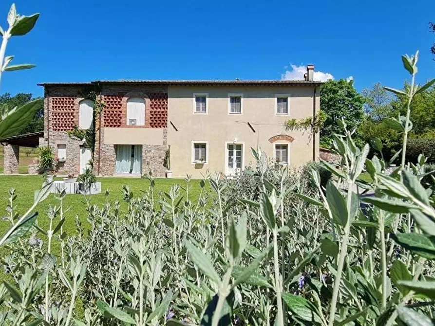 Immagine 60 di Casa colonica in vendita  a Lucca