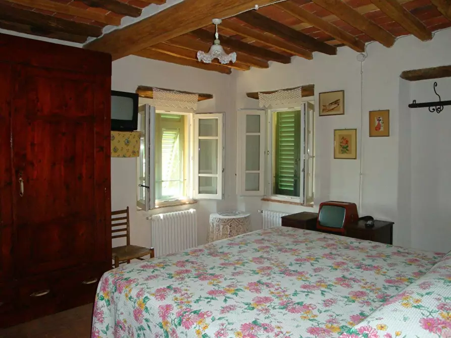 Immagine 14 di Casa colonica in vendita  a Massarosa