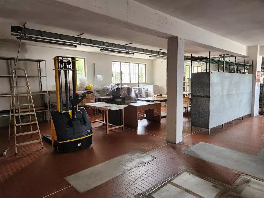 Immagine 3 di Attività artigianale in affitto  a Santa Maria A Monte