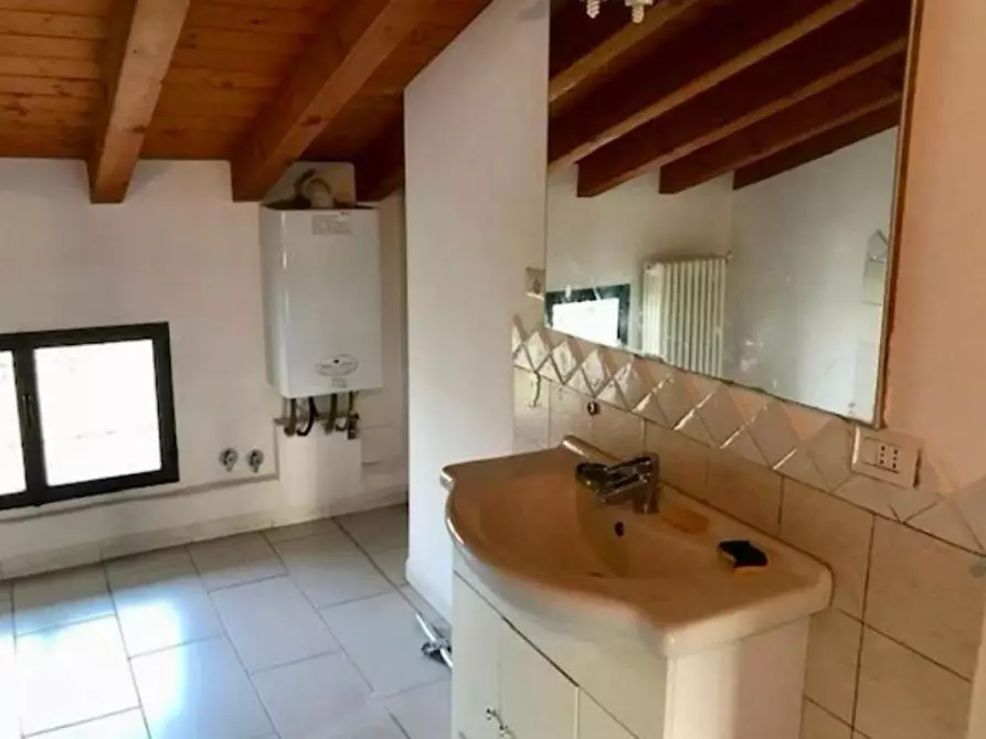 Immagine 10 di Appartamento in vendita  a Castelnovo Di Sotto