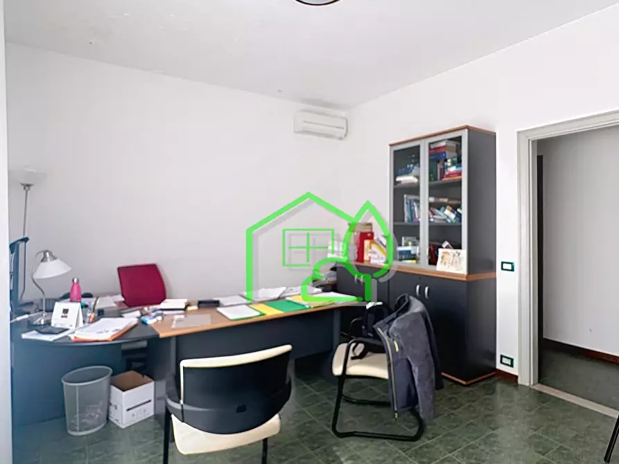Immagine 9 di Ufficio in vendita  a Viareggio