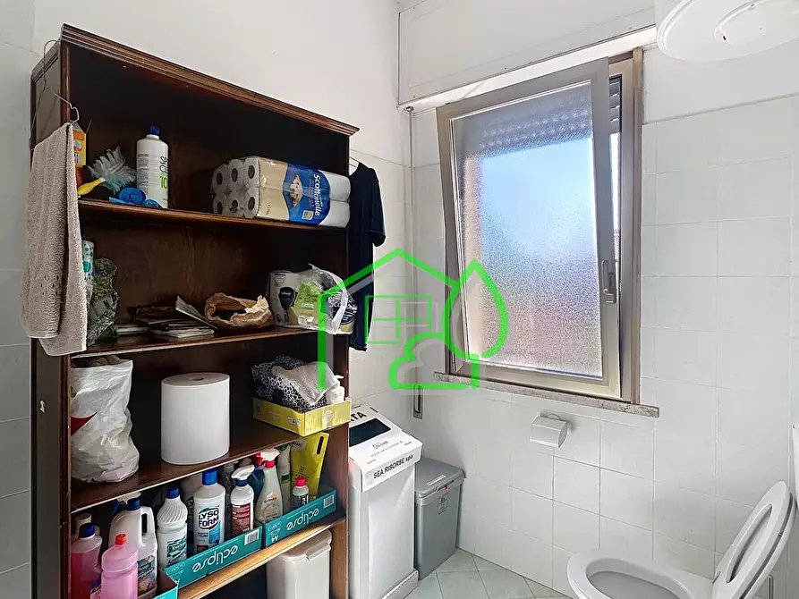 Immagine 12 di Ufficio in vendita  a Viareggio