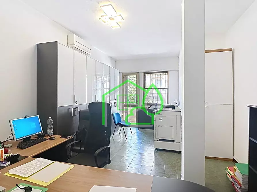 Immagine 4 di Ufficio in vendita  a Viareggio