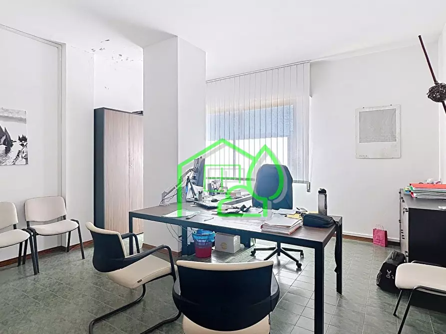 Immagine 2 di Ufficio in vendita  a Viareggio