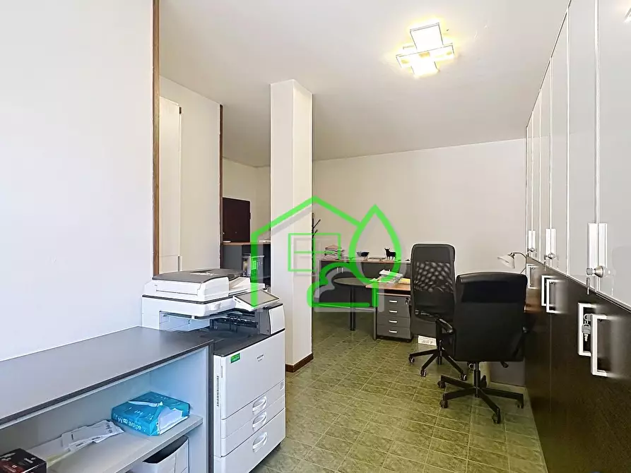 Immagine 6 di Ufficio in vendita  a Viareggio