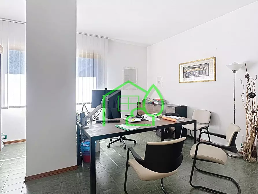 Immagine 1 di Ufficio in vendita  a Viareggio