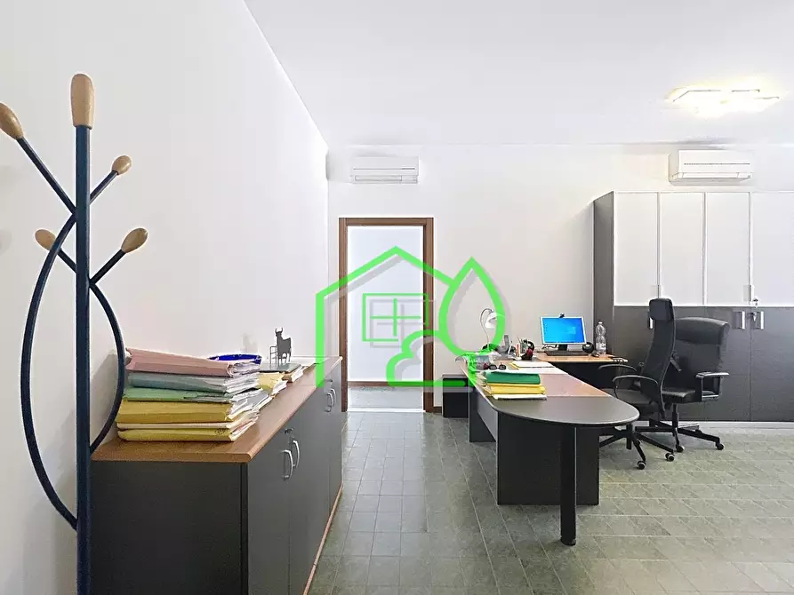 Immagine 8 di Ufficio in vendita  a Viareggio