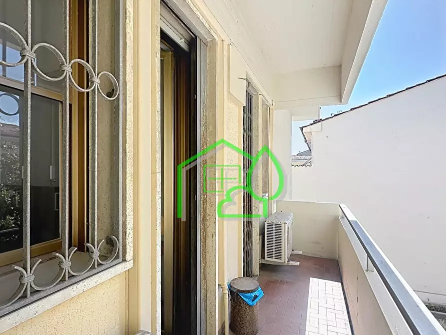 Immagine 7 di Ufficio in vendita  a Viareggio