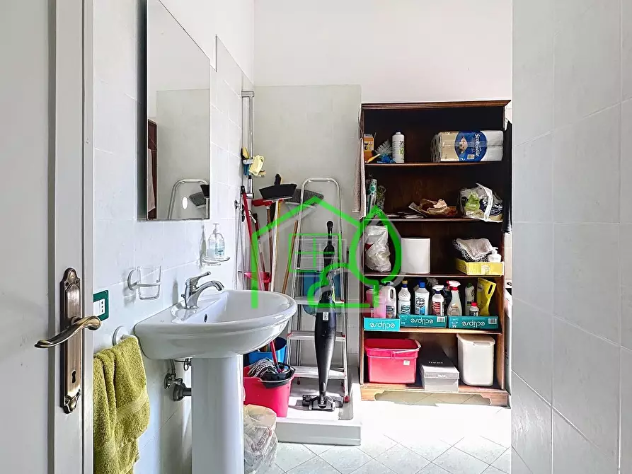 Immagine 11 di Ufficio in vendita  a Viareggio