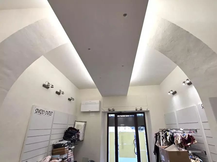 Immagine 3 di Locale commerciale in affitto  a Colle Di Val D'elsa