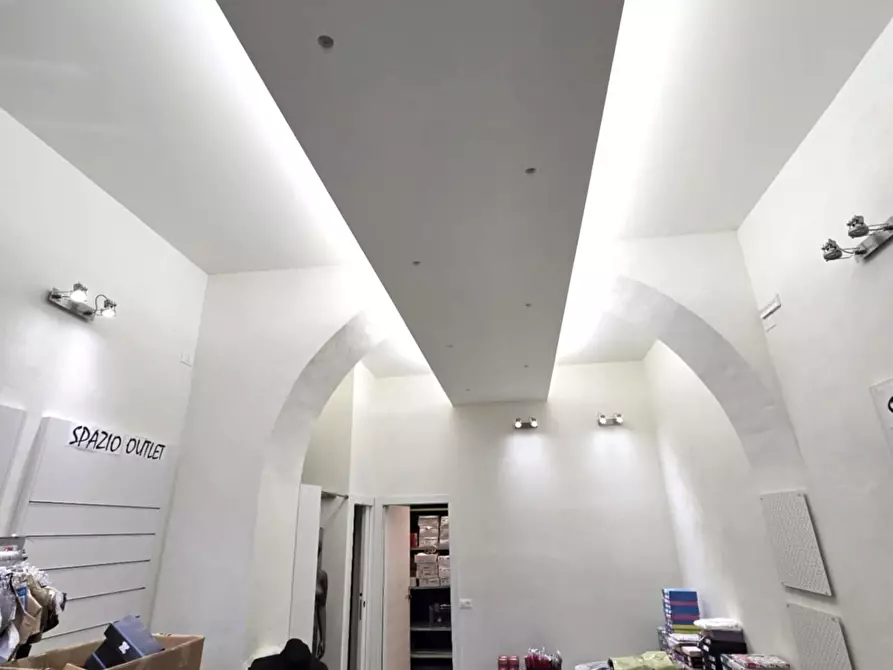 Immagine 1 di Locale commerciale in affitto  a Colle Di Val D'elsa