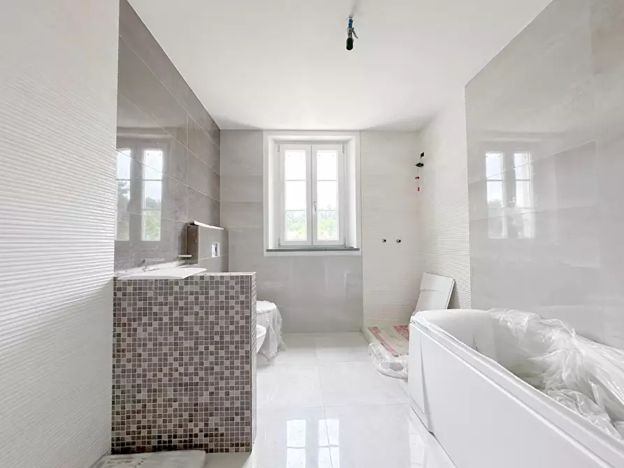 Immagine 12 di Villa in vendita  a Capannori