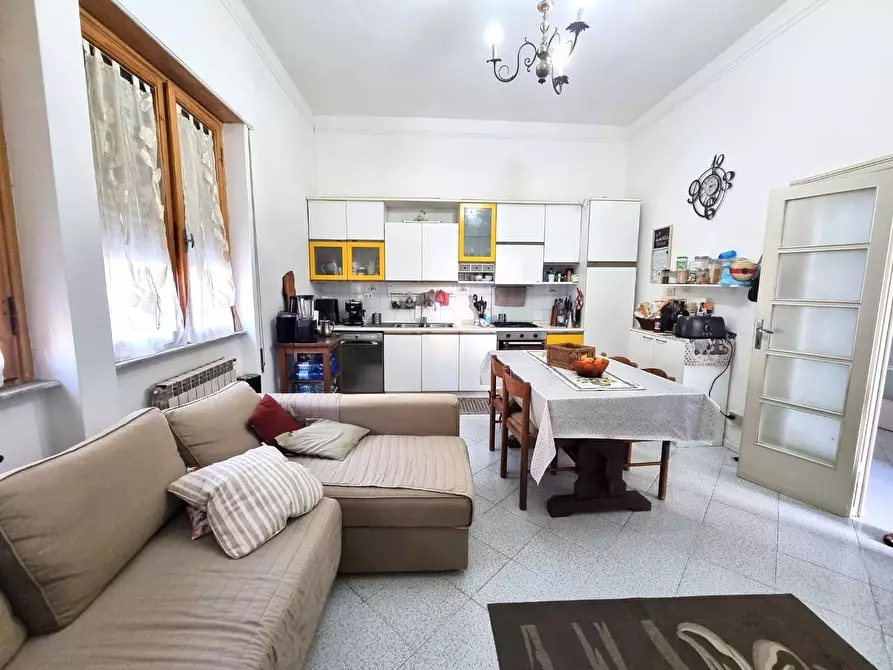 Immagine 3 di Appartamento in vendita  a Viareggio