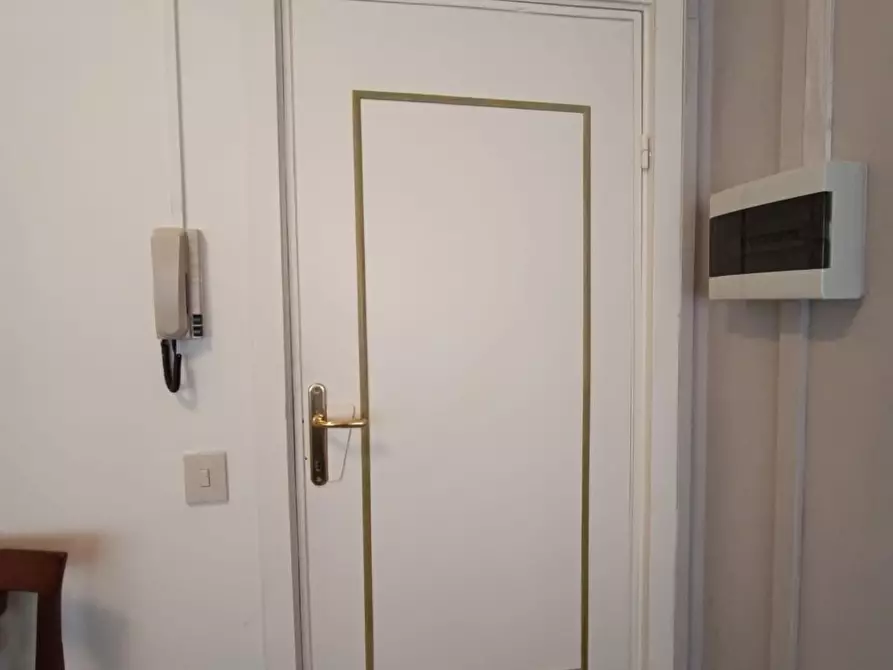 Immagine 15 di Ufficio in vendita  a Massa