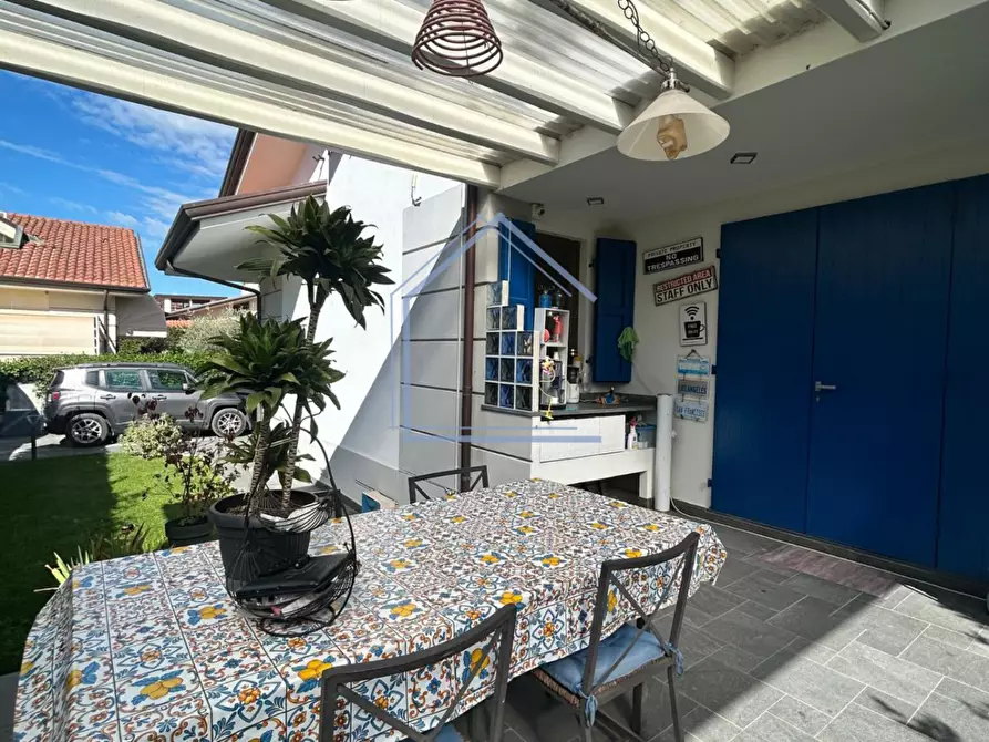 Immagine 37 di Villa in vendita  a Massarosa