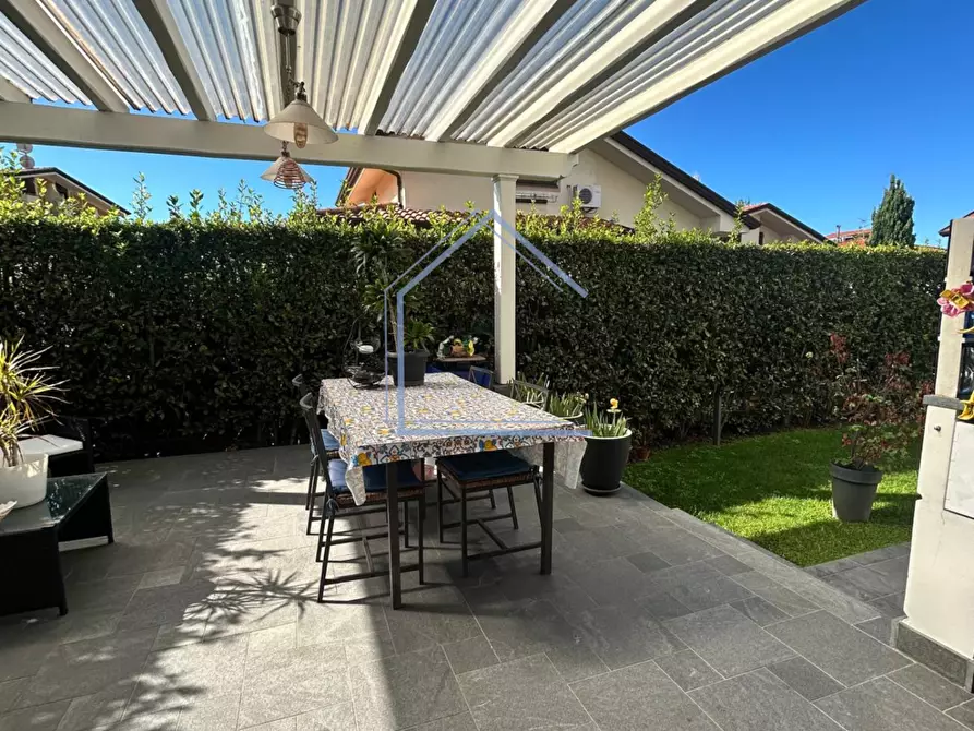 Immagine 33 di Villa in vendita  a Massarosa