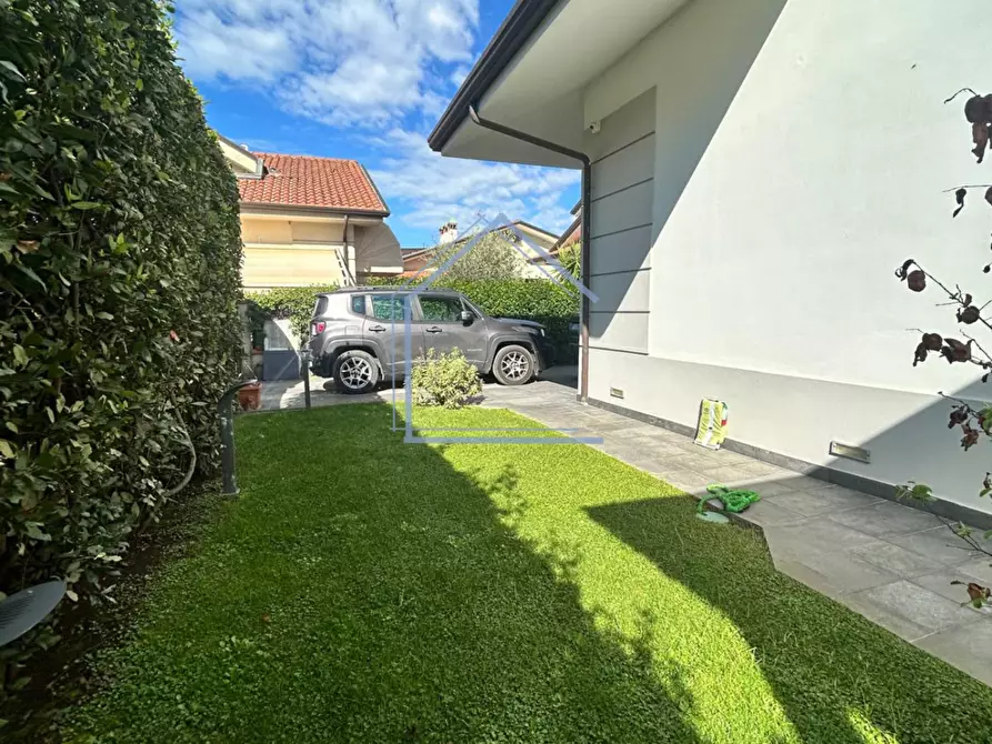 Immagine 43 di Villa in vendita  a Massarosa