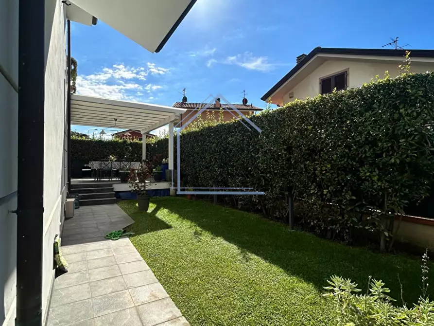 Immagine 39 di Villa in vendita  a Massarosa