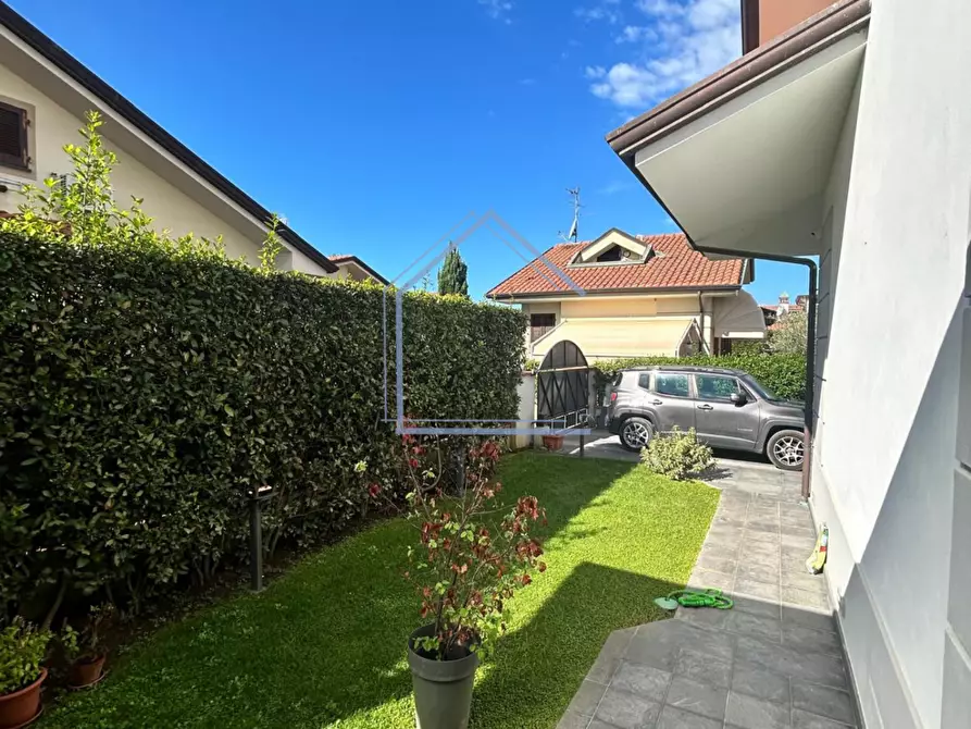 Immagine 40 di Villa in vendita  a Massarosa