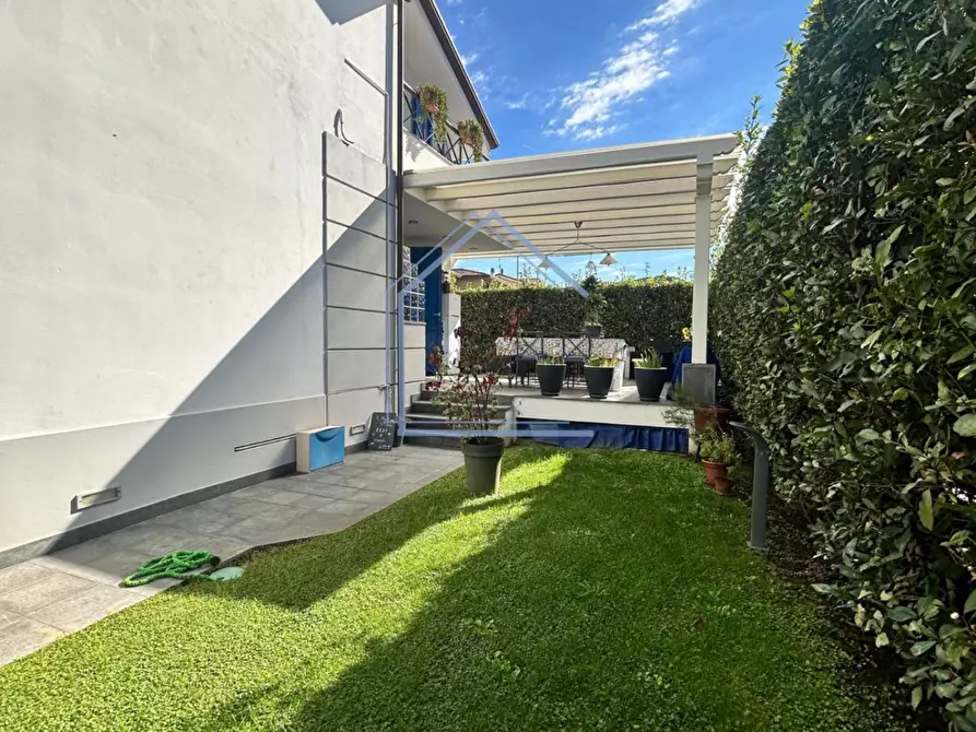Immagine 38 di Villa in vendita  a Massarosa