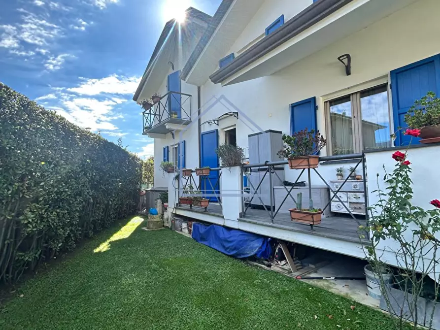 Immagine 35 di Villa in vendita  a Massarosa