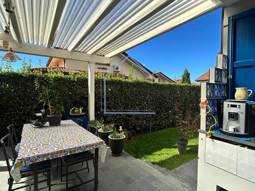 Immagine 36 di Villa in vendita  a Massarosa