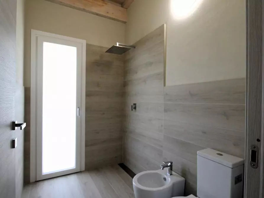 Immagine 10 di Ufficio in affitto  a Capannori