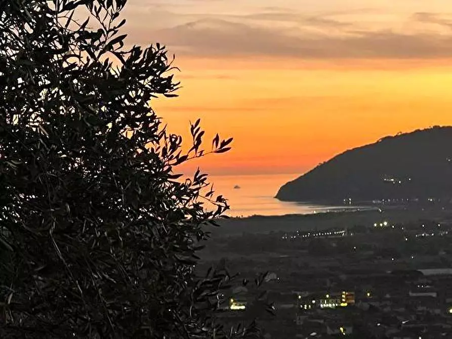 Immagine 1 di Appartamento in vendita  a Ortonovo