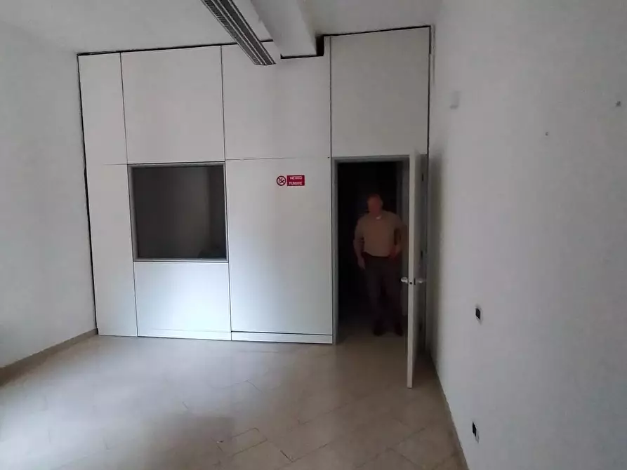 Immagine 10 di Locale commerciale in vendita  a Pisa