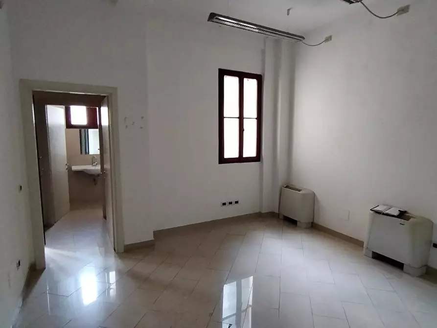 Immagine 1 di Locale commerciale in vendita  a Pisa