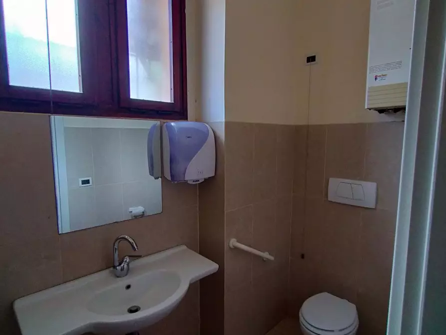 Immagine 2 di Locale commerciale in vendita  a Pisa