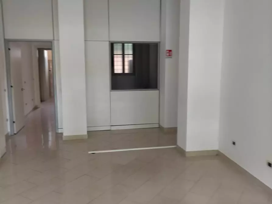 Immagine 9 di Locale commerciale in vendita  a Pisa