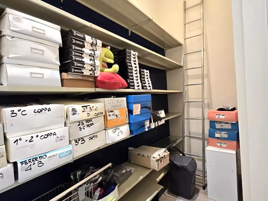 Immagine 3 di Locale commerciale in vendita  a Colle Di Val D'elsa