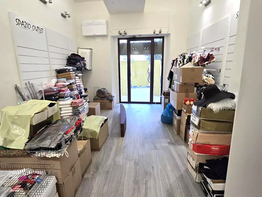 Immagine 4 di Locale commerciale in vendita  a Colle Di Val D'elsa