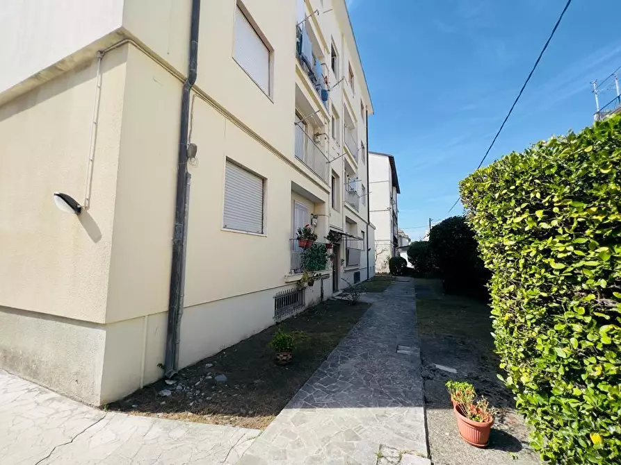 Immagine 3 di Appartamento in vendita  a Carrara