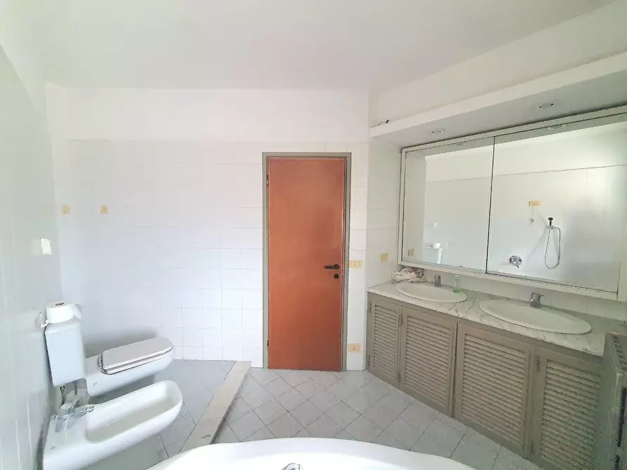 Immagine 30 di Appartamento in vendita  a Lucca