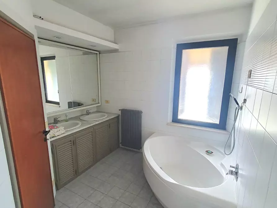 Immagine 28 di Appartamento in vendita  a Lucca