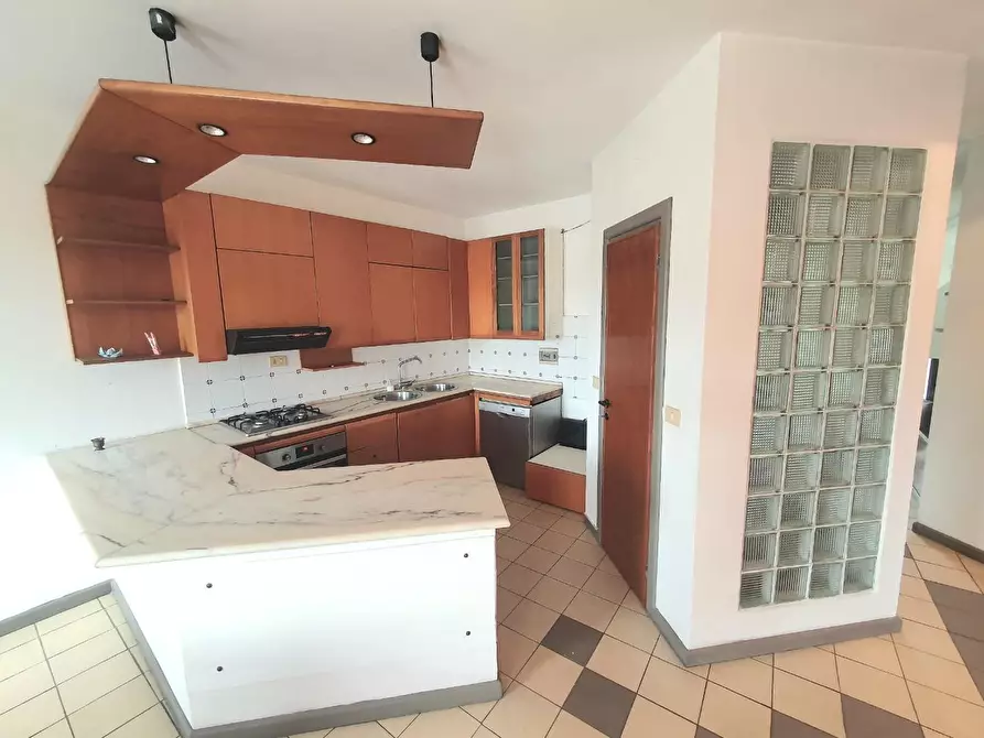 Immagine 6 di Appartamento in vendita  a Lucca