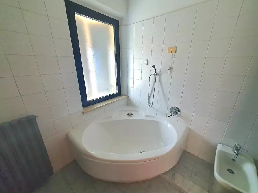 Immagine 27 di Appartamento in vendita  a Lucca