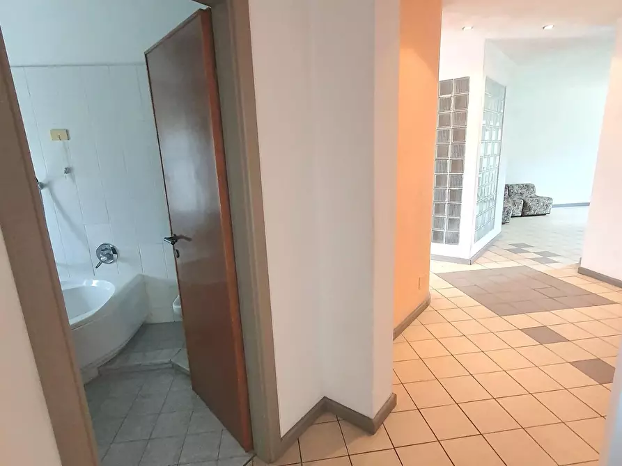 Immagine 25 di Appartamento in vendita  a Lucca