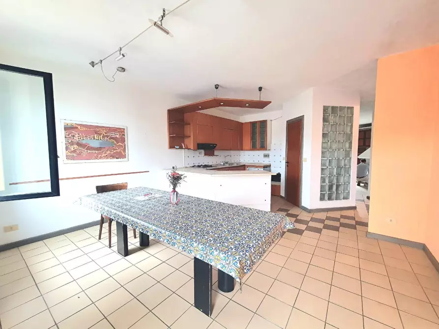 Immagine 5 di Appartamento in vendita  a Lucca