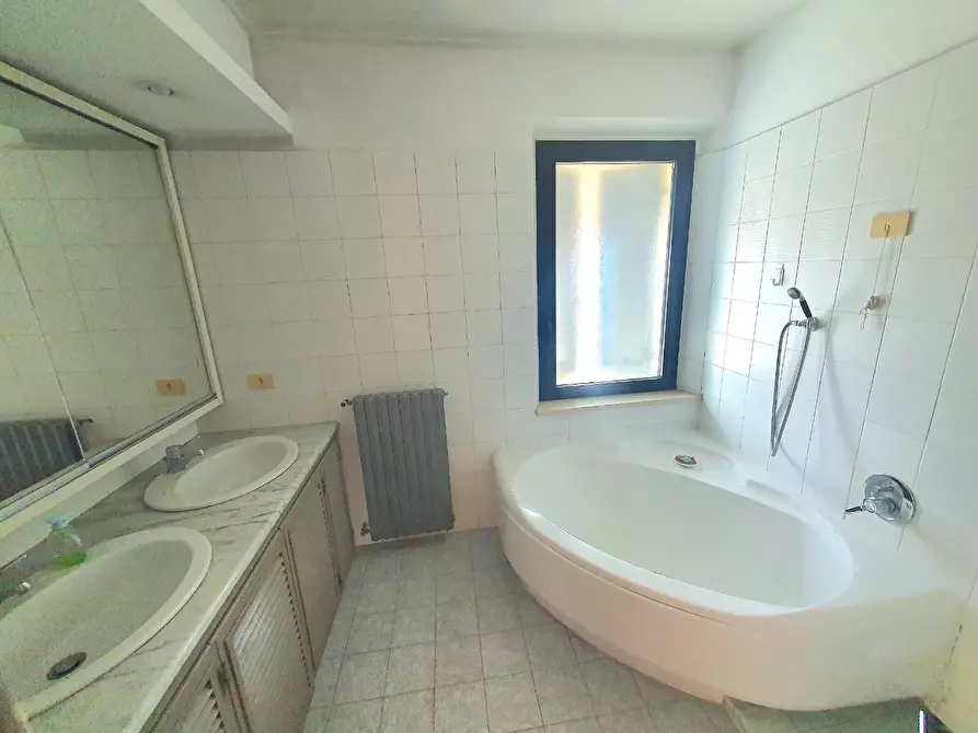 Immagine 26 di Appartamento in vendita  a Lucca