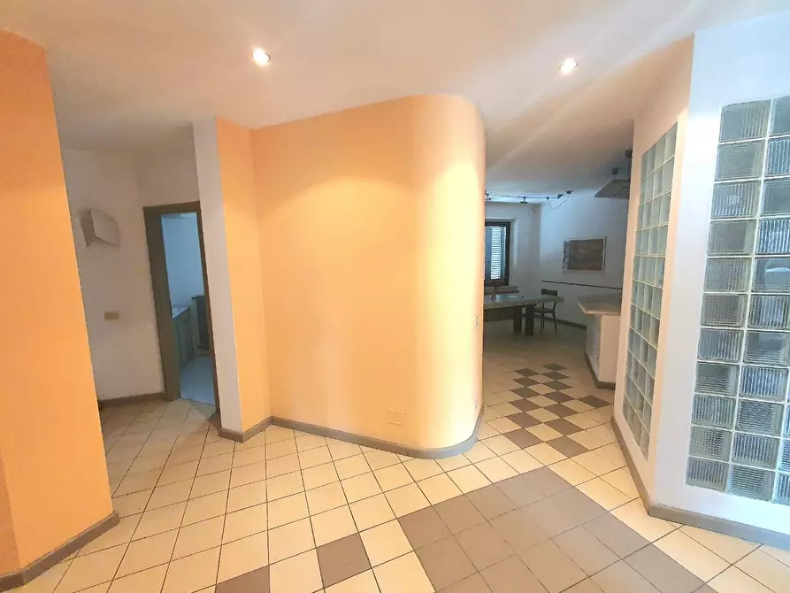 Immagine 11 di Appartamento in vendita  a Lucca