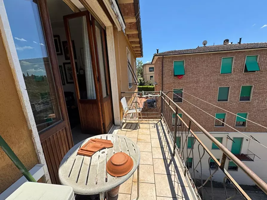 Immagine 9 di Appartamento in vendita  a Siena