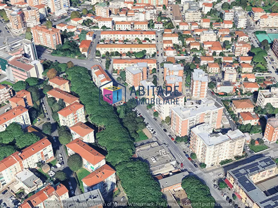 Immagine 7 di Garage in vendita  a Livorno