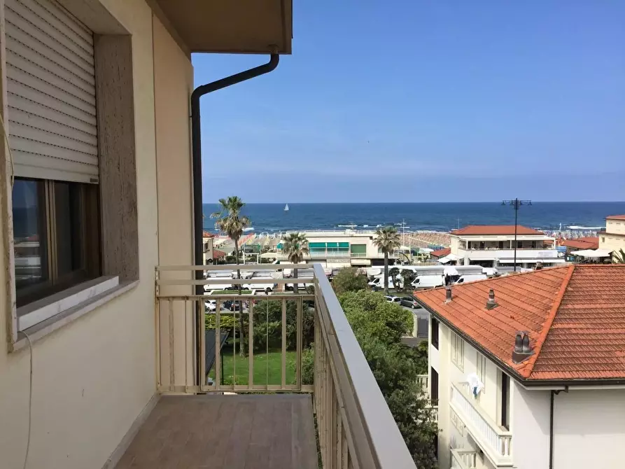Immagine 1 di Appartamento in vendita  a Viareggio