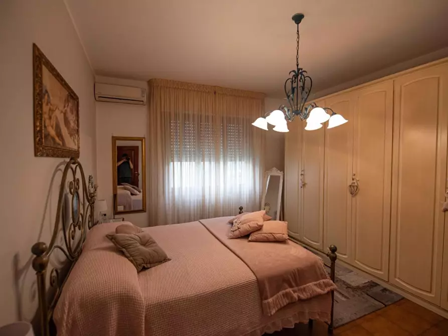 Immagine 8 di Villa in vendita  a Vecchiano