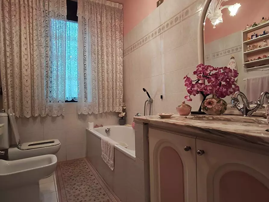 Immagine 24 di Appartamento in vendita  a Lucca