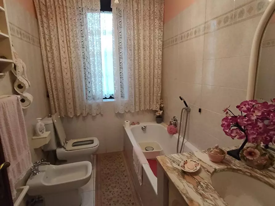 Immagine 22 di Appartamento in vendita  a Lucca